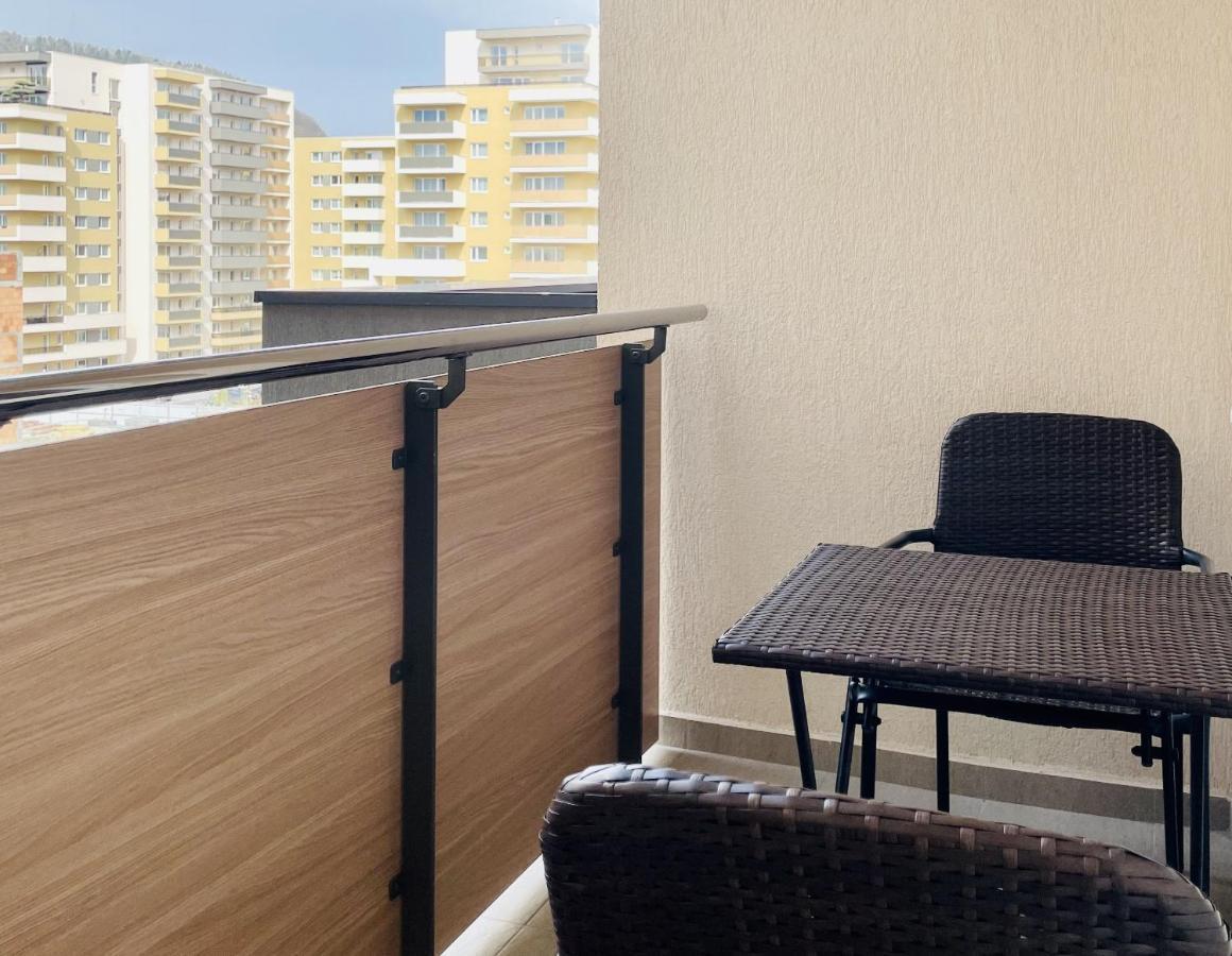 Mountain Crib In Urban Plaza W. Parking & Netflix Apartment Brasov Exterior photo